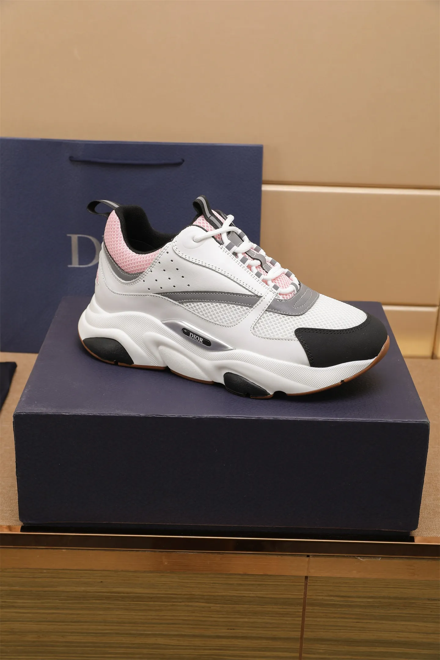 Factory price: 460💰Dior’s top version of D’s b22 men’s sports shoes. Inspired by retro running styles, the chunky low-top silhouette features gray calf leather and blue and white mesh fabric uppers, atop a black, white and blue engraved rubber sole. Nylon ribbon accents the blue mesh tongue and heel counter, and a "dio~" logo appears on the side. Pair it with a suit for a striking contrast and add a sportswear-chic edge to your look. The thick sole can be about 4cm~ Size: 38-45, [46, 47 customized]